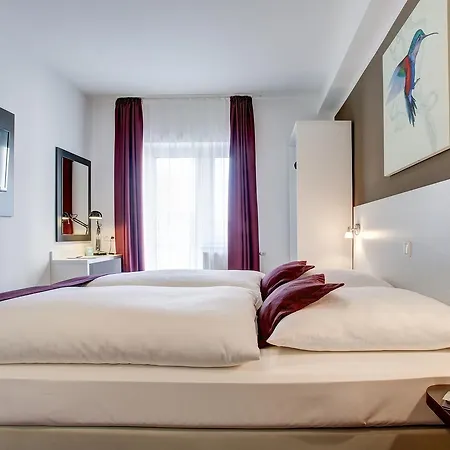 Hotel West 3*