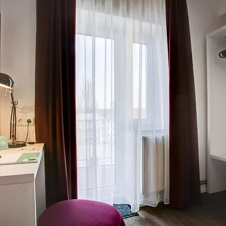 Hotel West