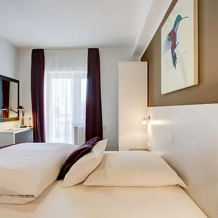 Hotel West 3*