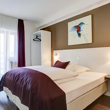 Hotel West 3*
