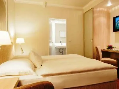 Western International Hotel 3*