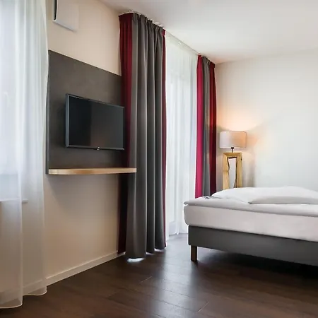 Signature East 3*