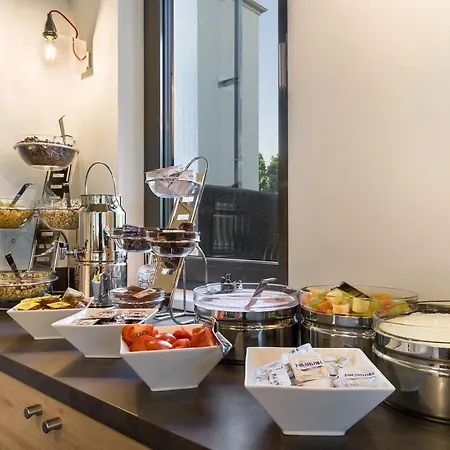 Signature East Aparthotel 3*