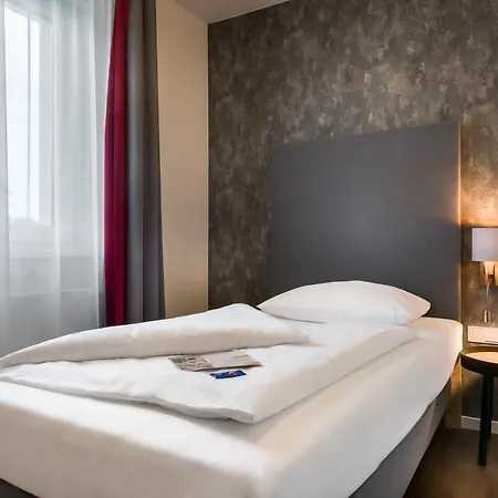 Signature East 3*