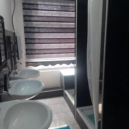 Hostel Ab 8€ *