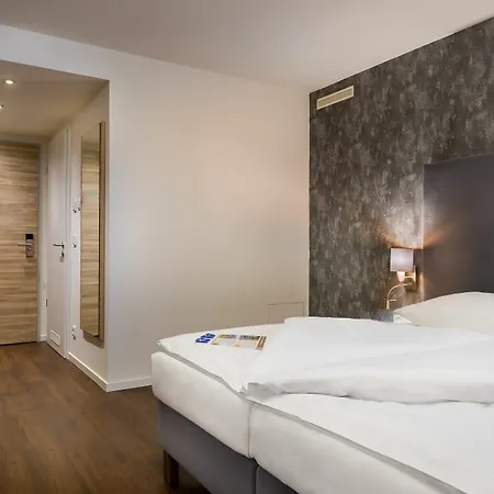 Signature East 3*