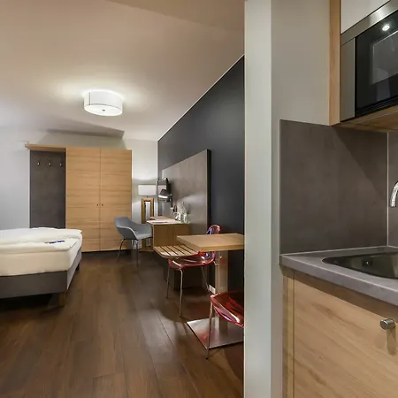 Signature East 3*