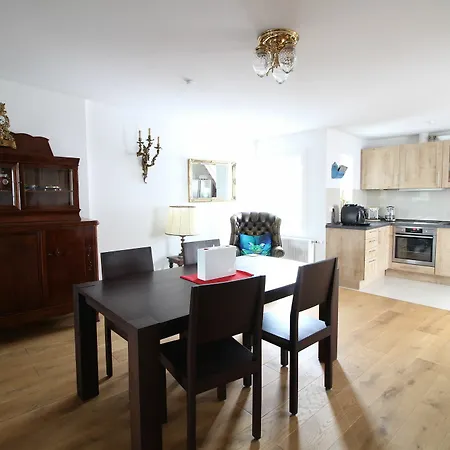 Exclusive Station Apartment *
