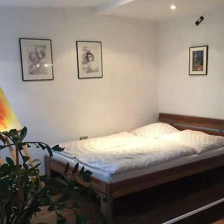 - Hh Airport Bed & Breakfast *