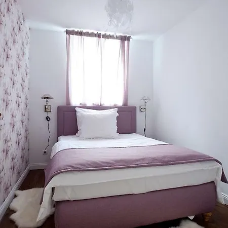 Ellena's Am Uke Apartmán *