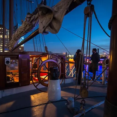 Segelschiff Mare Frisium Botel Hamburg