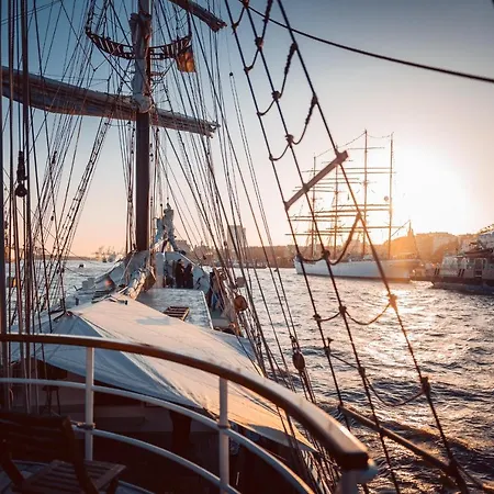 Botel Segelschiff Mare Frisium Hamburg