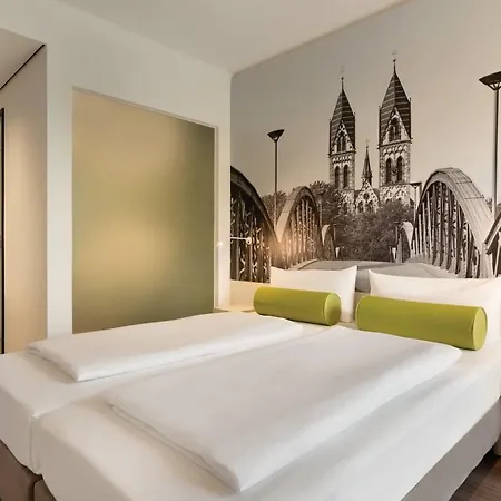 Super 8 By Wyndham Mitte 3*