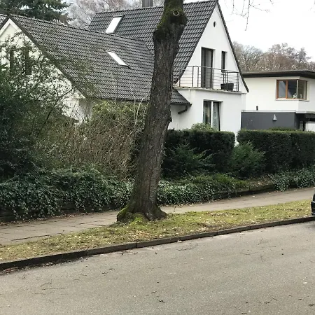 Ruhige Doppelhaushaelfte Mit 5 Schlafzimmern Im Villenviertel Hamburg