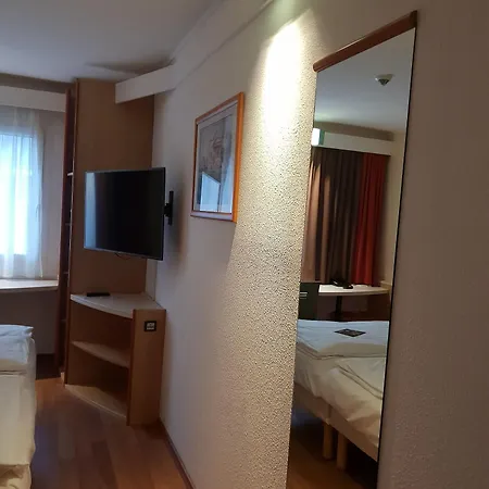 Hotel Hamburg-airport 3*