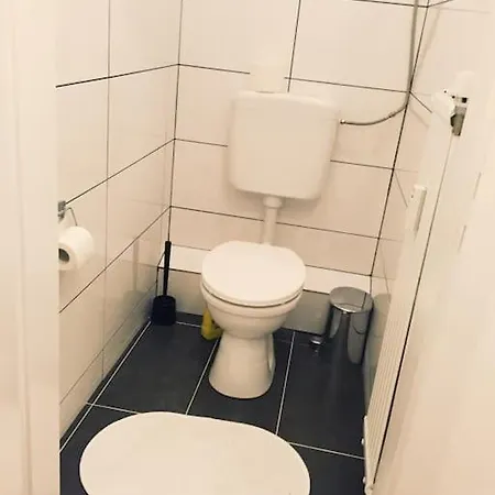 Sued- 5 Zimmer_15 Personen _ Komplett_eingerichtet アパート