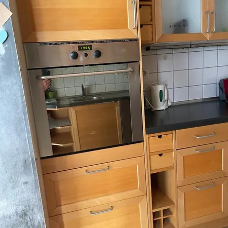 Ruhige Doppelhaushaelfte Mit 5 Schlafzimmern Im Villenviertel *