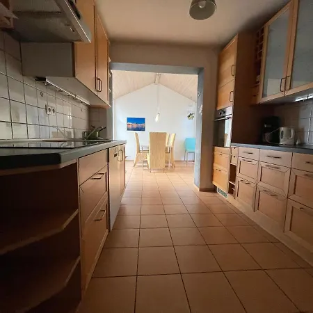 Ruhige Doppelhaushaelfte Mit 5 Schlafzimmern Im Villenviertel Holiday home Hamburg