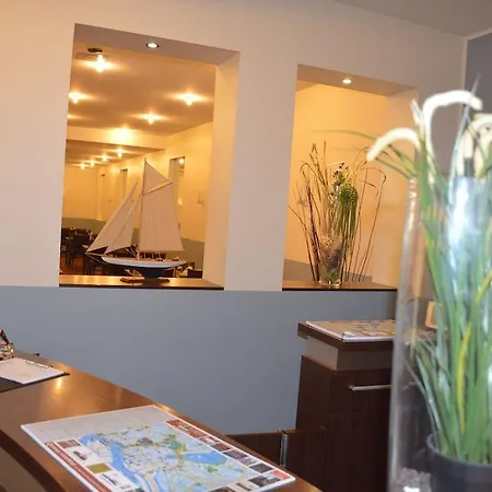 Mercedes/centrum Hotell 2*
