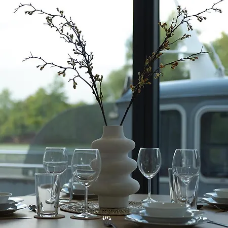 船屋 80qm Privates Hausboot In Hamburg-mitte