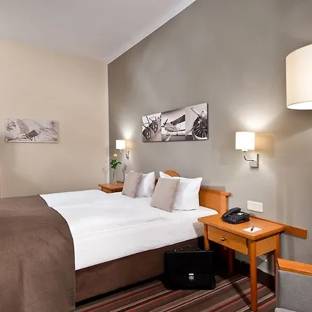 Leonardo Airport Hotell 4*