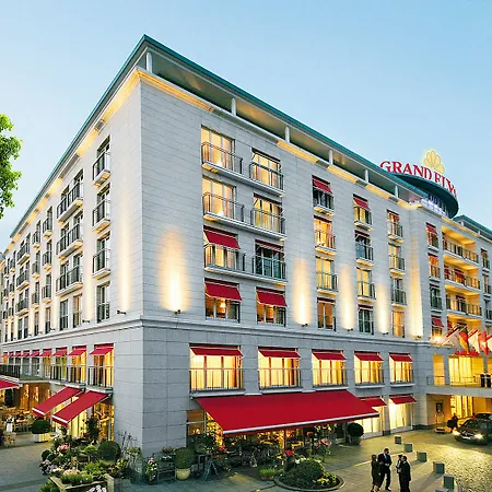 Grand Elysee Hotel 5*