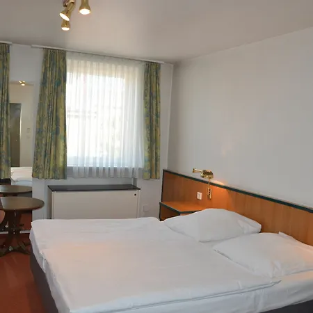 Hotel Centrum Commerz Am Bhf Altona 2*