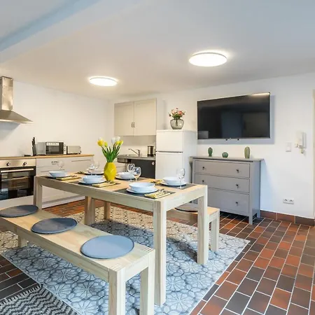 Freshly Renovated Apartment *