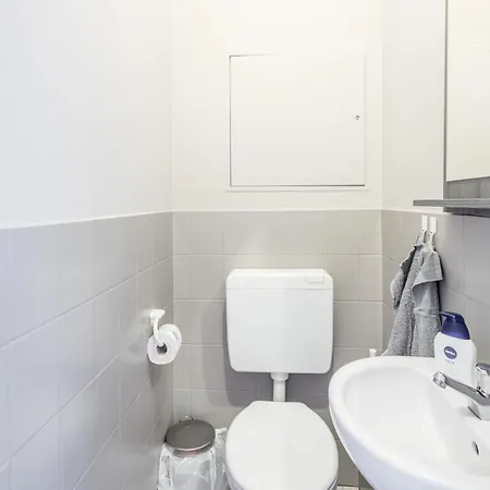 Spacious With 2 Bedrooms * Hamburg