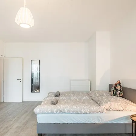 Apartment Spacious With 2 Bedrooms *