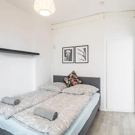 Apartment Spacious With 2 Bedrooms *