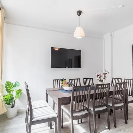Spacious With 2 Bedrooms