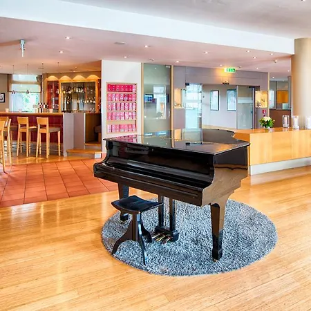 Hotel Leonardo Airport 4*