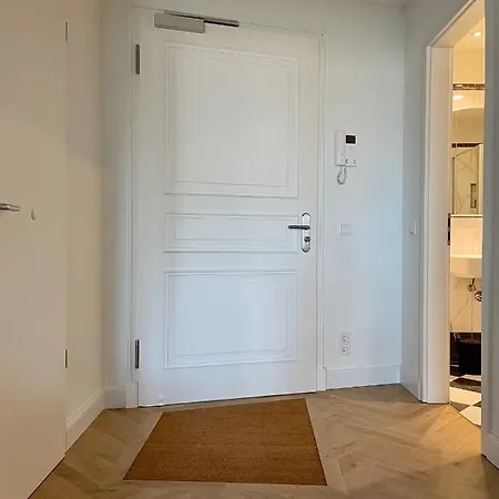 Cls Zentrale City-wohnung In Mit E-laden Und Tiefgarage, Klimaanlage, Wlan, Grosser Balkon, Blick Ueber Hamburg, Parkplatz, Cafe Im Haus, Bushaltestelle Direkt Gegenueber, Flex Check In Apartament Hamburg