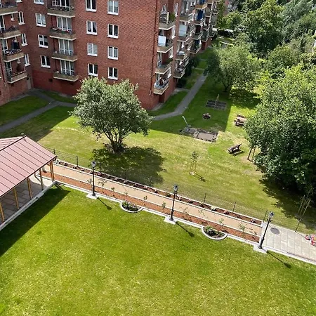 Cls Zentrale City-wohnung In Mit E-laden Und Tiefgarage, Klimaanlage, Wlan, Grosser Balkon, Blick Ueber Hamburg, Parkplatz, Cafe Im Haus, Bushaltestelle Direkt Gegenueber, Flex Check In Apartament