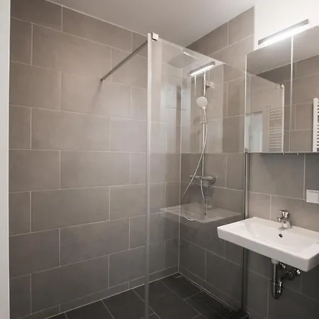 Zentrale Mit 3 Schlafzimmer Fuer Bis Zu 9 Personen Apartment *
