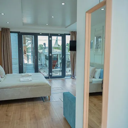 船屋 80qm Privates Hausboot In Hamburg-mitte *