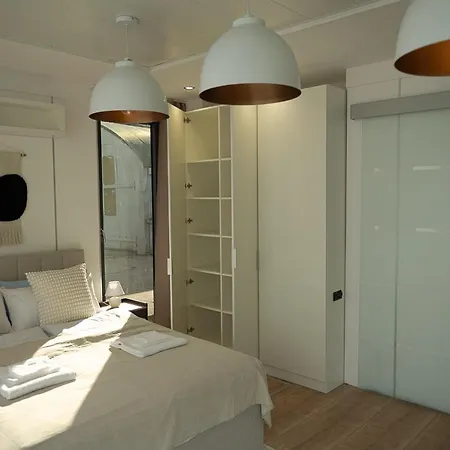 船屋 80qm Privates Hausboot In Hamburg-mitte