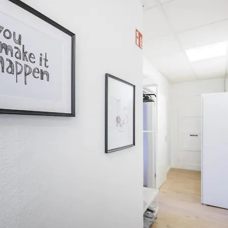 Spacious Two Br Close To Stadtpark And Street Parking *