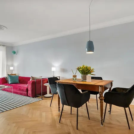 Cls Zentrale City-wohnung In Mit E-laden Und Tiefgarage, Klimaanlage, Wlan, Grosser Balkon, Blick Ueber Hamburg, Parkplatz, Cafe Im Haus, Bushaltestelle Direkt Gegenueber, Flex Check In