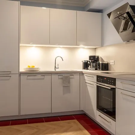 Cls Zentrale City-wohnung In Mit E-laden Und Tiefgarage, Klimaanlage, Wlan, Grosser Balkon, Blick Ueber Hamburg, Parkplatz, Cafe Im Haus, Bushaltestelle Direkt Gegenueber, Flex Check In Hamburg