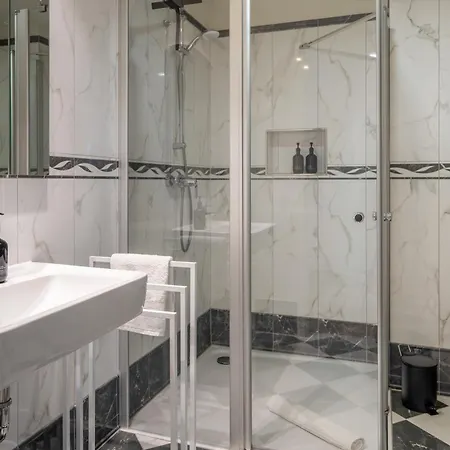 Appartement Cls Moderne City-wohnung Tiefgarage, Klimaanlage, 65 Zoll Smart-tv, E-laden, Balkon, Parken, Blick Ueber Hamburg, Cafe Im Haus, Bus Gegenueber, Flex Check In Hambourg