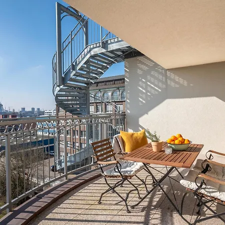 Cls Moderne City-wohnung Tiefgarage, Klimaanlage, 65 Zoll Smart-tv, E-laden, Balkon, Parken, Blick Ueber Hamburg, Cafe Im Haus, Bus Gegenueber, Flex Check In