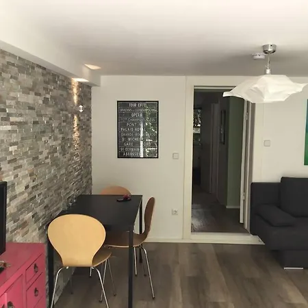 Zentral Und Ruhig Apartment *