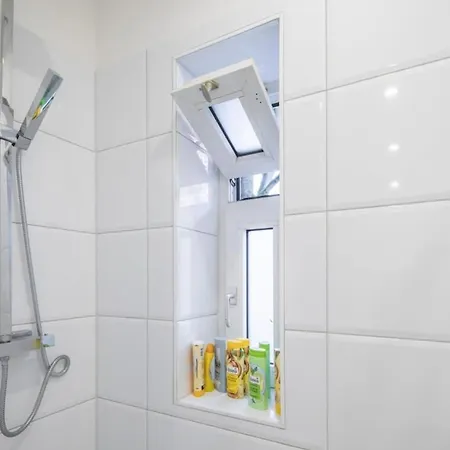 Spacious Two Br Close To Stadtpark And Street Parking *