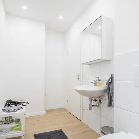 Spacious Two Br Close To Stadtpark And Street Parking Apartment Hamburg