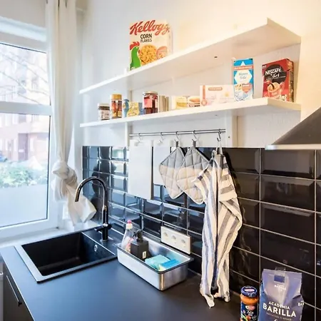 Spacious Two Br Close To Stadtpark And Street Parking *