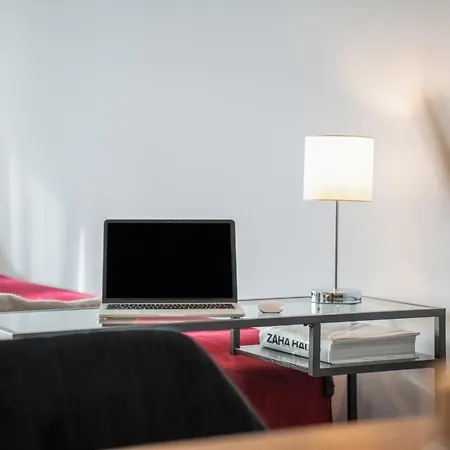 Cls Zentrale City-wohnung In Mit E-laden Und Tiefgarage, Klimaanlage, Wlan, Grosser Balkon, Blick Ueber Hamburg, Parkplatz, Cafe Im Haus, Bushaltestelle Direkt Gegenueber, Flex Check In