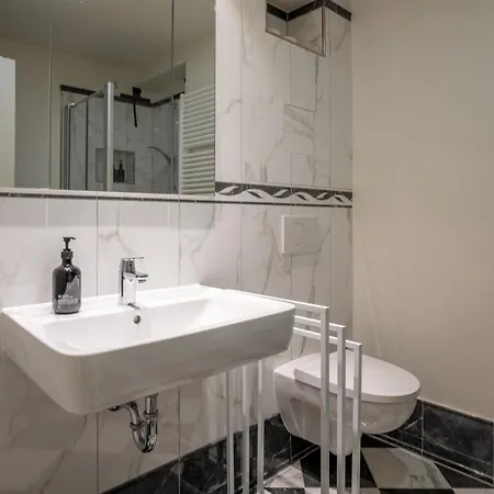 Apartament Cls Zentrale City-wohnung In Mit E-laden Und Tiefgarage, Klimaanlage, Wlan, Grosser Balkon, Blick Ueber Hamburg, Parkplatz, Cafe Im Haus, Bushaltestelle Direkt Gegenueber, Flex Check In Hamburg