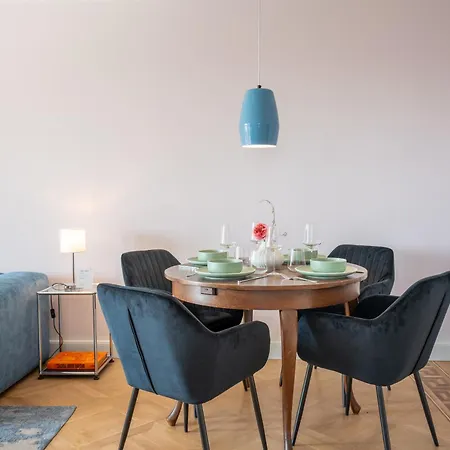 Cls Moderne City-wohnung Tiefgarage, Klimaanlage, 65 Zoll Smart-tv, E-laden, Balkon, Parken, Blick Ueber Hamburg, Cafe Im Haus, Bus Gegenueber, Flex Check In * Hamburg